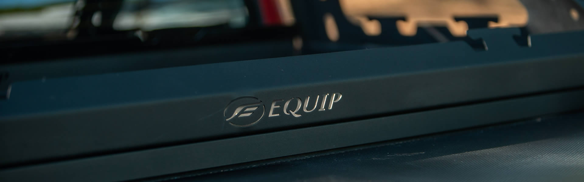 Barra transversal para caja de camioneta pickup con logo de Equip impreso